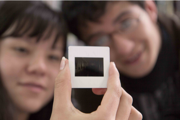 Dos personas mirando un negativo