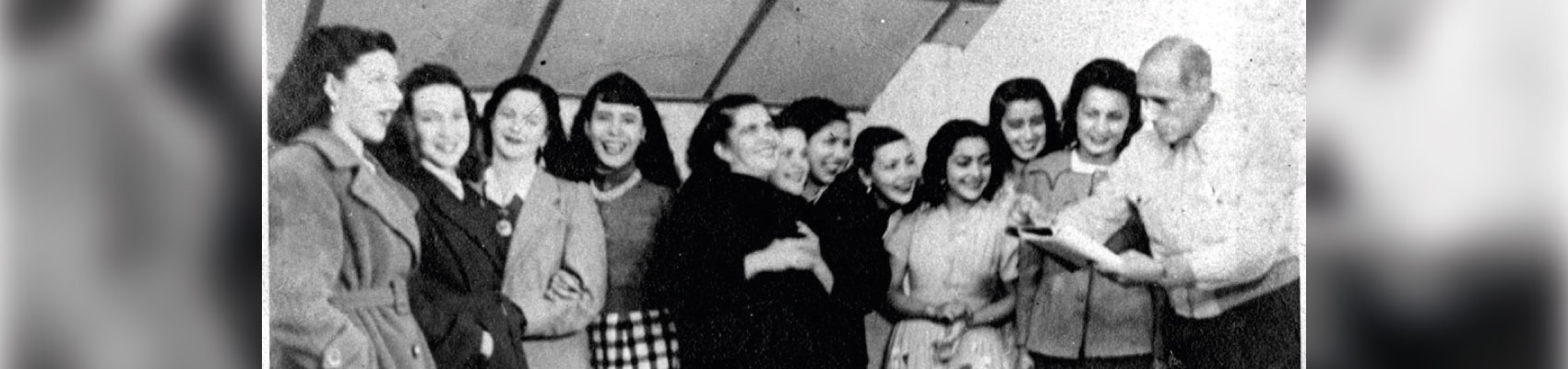 Fotografía de Luis Enrique Osorio con la compañía de teatro